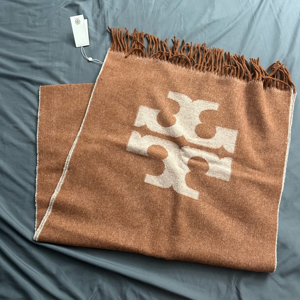 Tory Burch 100% wool Tan and White Solid Logo Oblong Scarf new with tags Womens